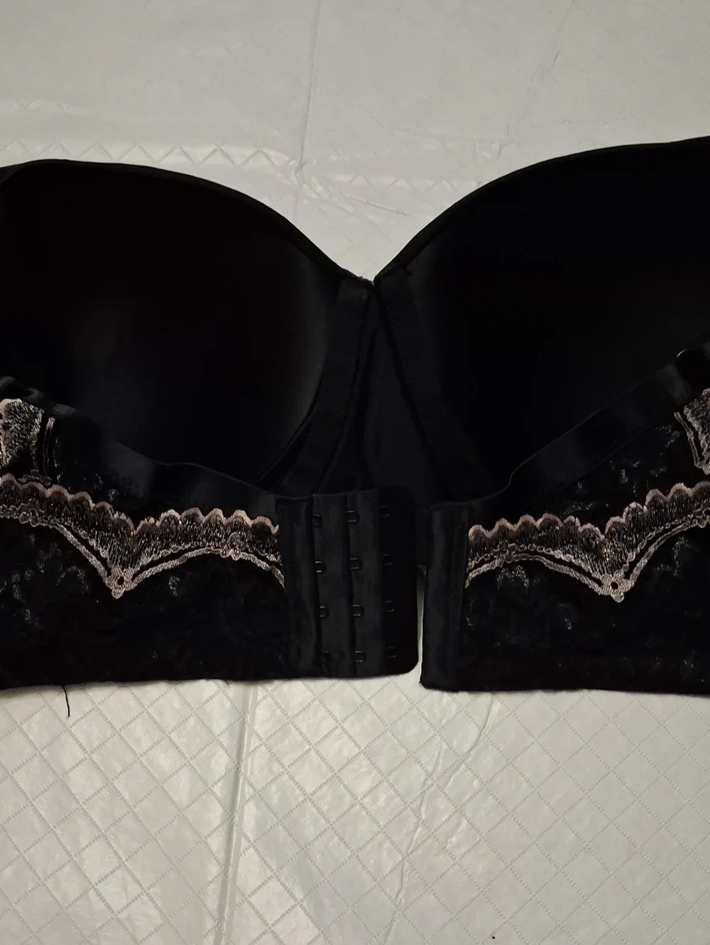 Breezies Size 44D Women's Black With Cream Lace-Trim Full Coverage WireFree Bra.
